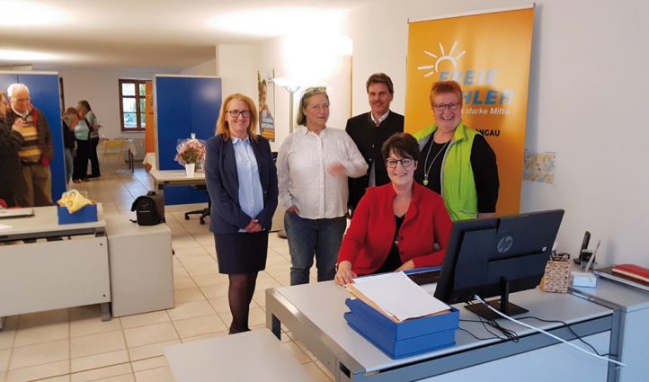 Im Foto: Blick ins Büro, am Schreibtisch sitzend Susann Enders, dahinter stehend v.l. Renate Wengenmaier, Regina Fischer-Jech (Referentin für Presse und Medien) Ewald Welzmüller, Romana Asam (Büroleitung)