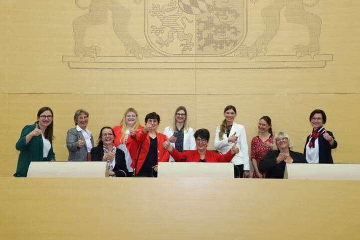 Landtagsabgeordnete der FREIEN WÄHLER, Susann Enders, zusammen mit lokaler Mitstreiterin Franziska Schilling beim parlamentarischen Abend in München